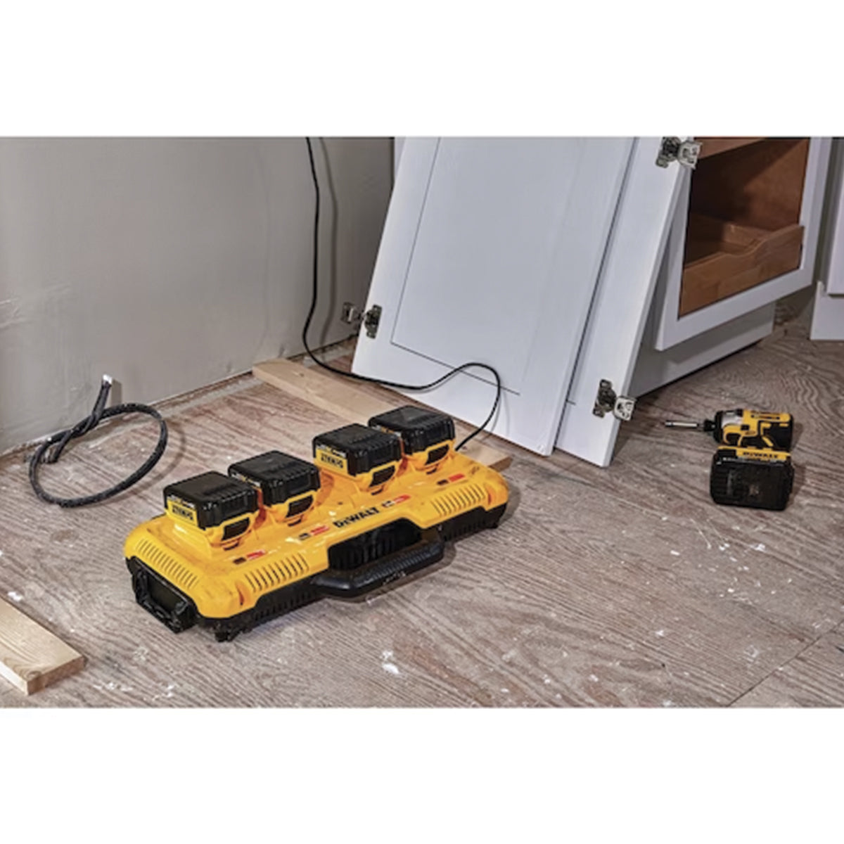 Universal 4-input 8Ah fast battery charger - DeWALT Universal 4-input 8Ah fast battery charger - DeWALT